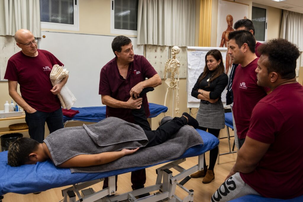 Profesor mostrando una técnica de osteopatía a los alumnos del IAO