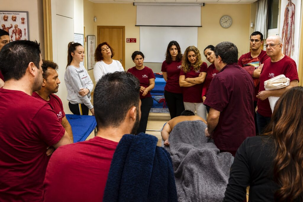 Profesor del IAO enseñando una técnica osteopática en clase