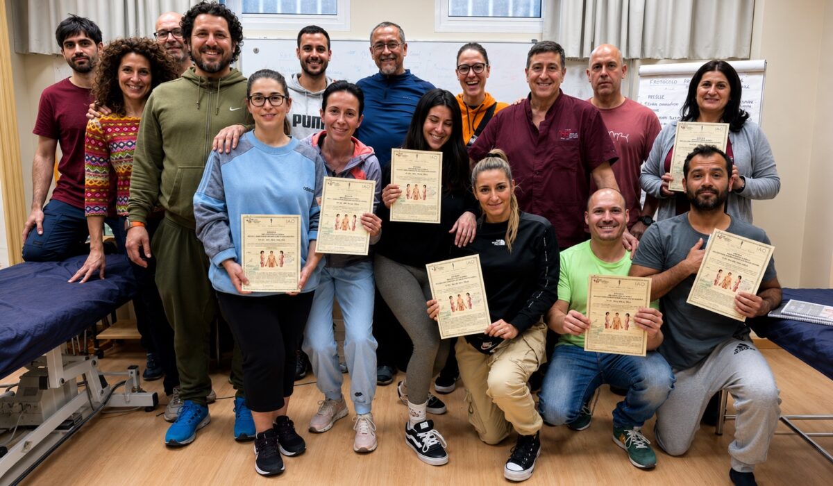 Grupo de alumnos y profesores del IAO mostrando sus diplomas al finalizar la formación