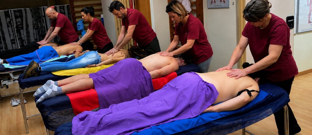 Alumnos del IAO realizando prácticas de terapia manual en camillas